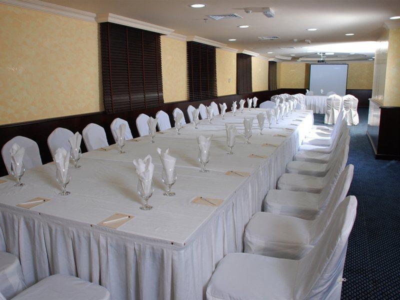 Al Bustan Hotel Szardża Zewnętrze zdjęcie